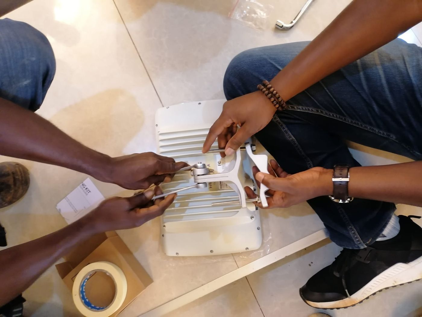 Assemblage d'une antenne de transmission Radwin par l'équipe Dembou