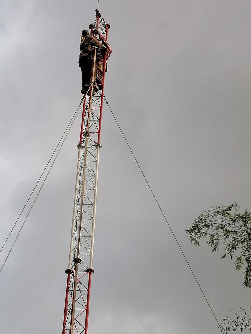 Technicien Dembou en intervention au sommet d'un pylône télécom